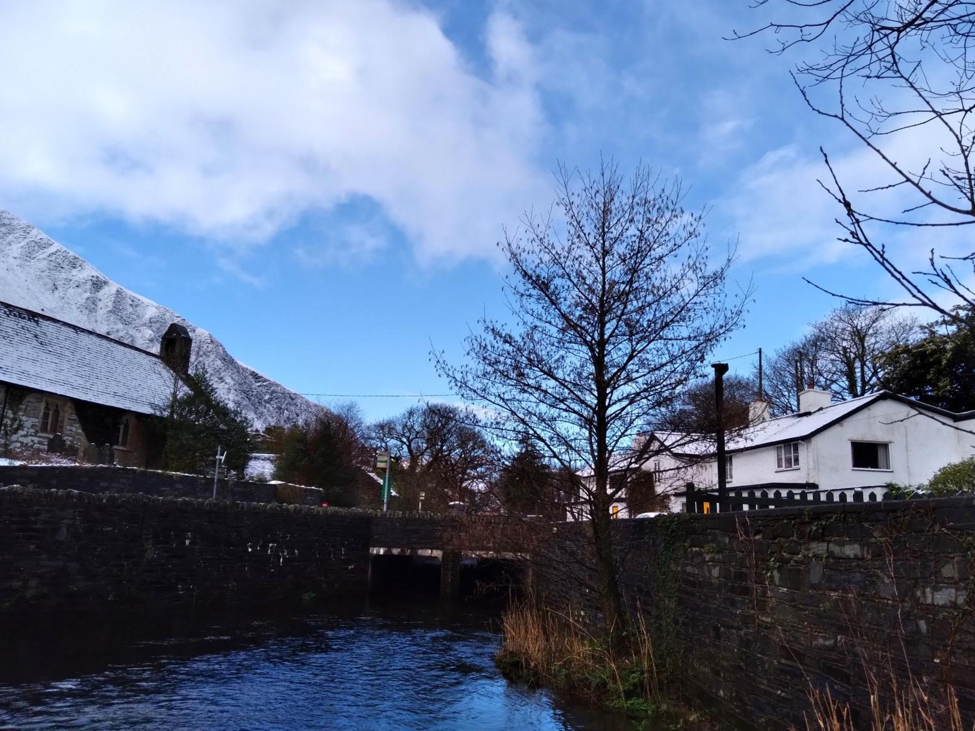 Pen-y-bont 3*